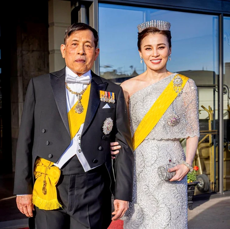 Regele și Regina Thailandei Facebook jpg