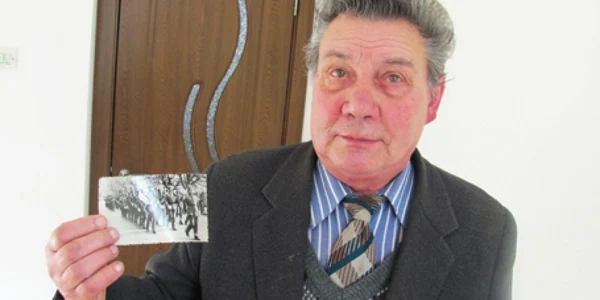 Vasile Rotundu păstrează fotografii din perioada în care comanda militarii din Garda Patriotică