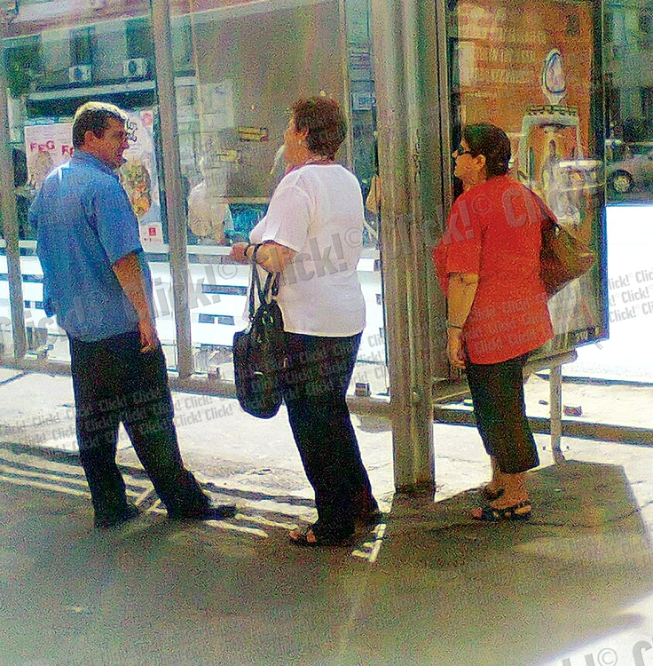 
    Controlorii RATB îmbracă  ce au în şifonier  
