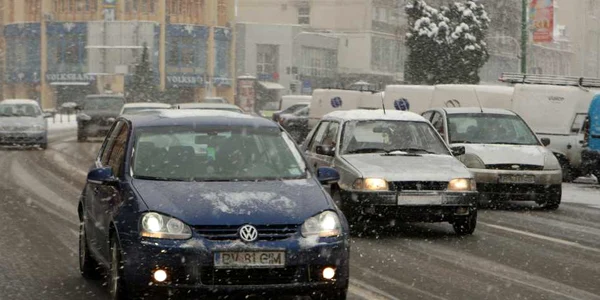 Iarna circulaţia este mult îngreunată, iar alcoolul la volan poate duce la accidente grave. Foto: Stelian Grăjdan. 