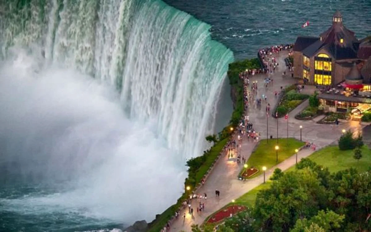 Cascada Niagara va purta culorile drapelului românesc, de 1 Decembrie