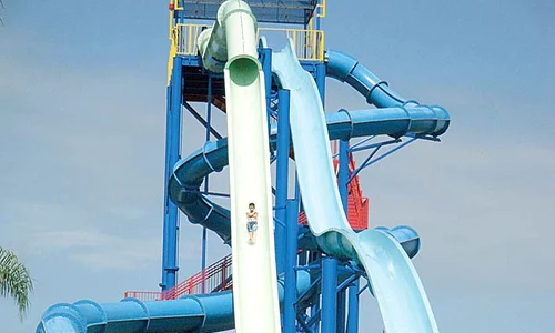 Nici un parc acvatic  din Europa  nu i a scăpat  britanicului jpeg
