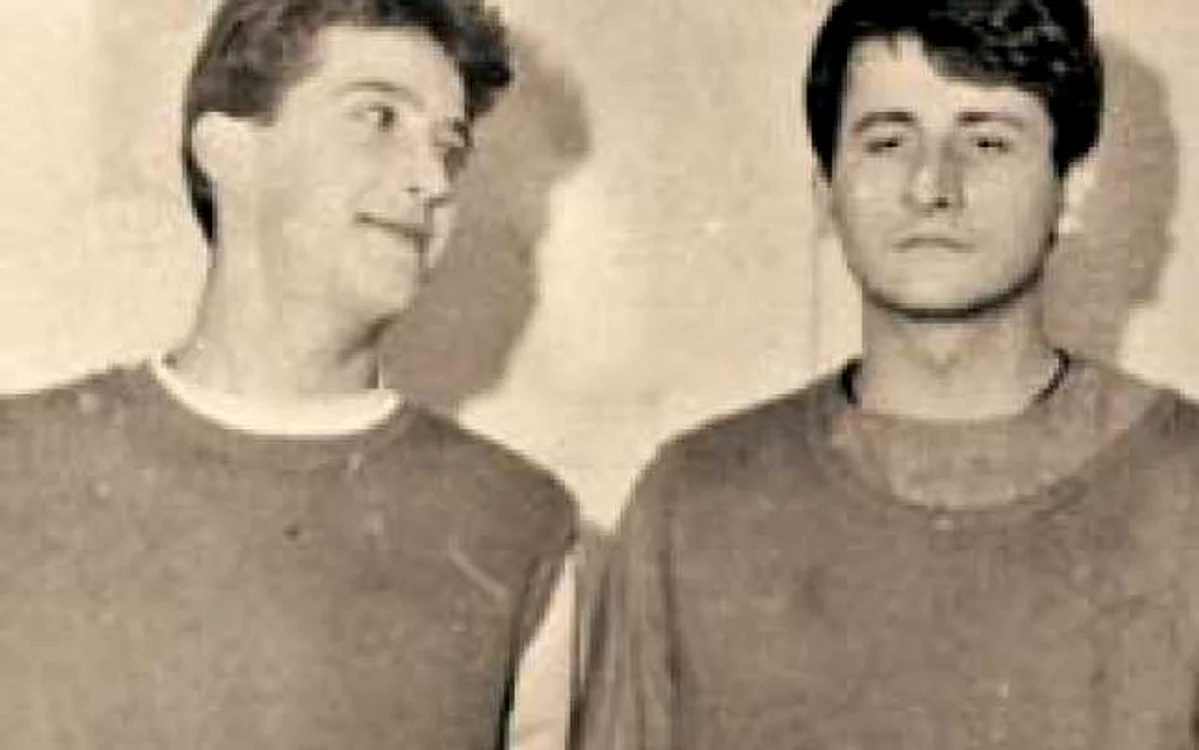 Alături de un camarad din armată