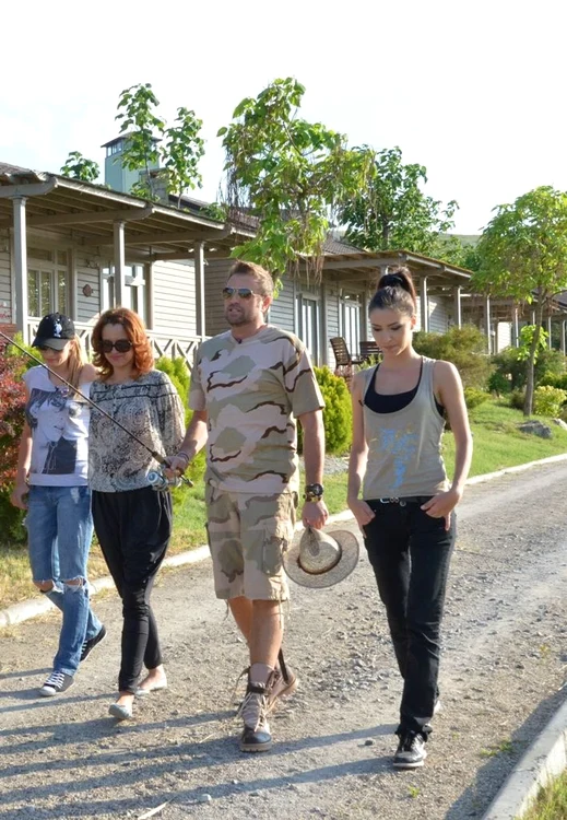 
    Cătălin Botezatu alături de concurentele  de la Burlacul  