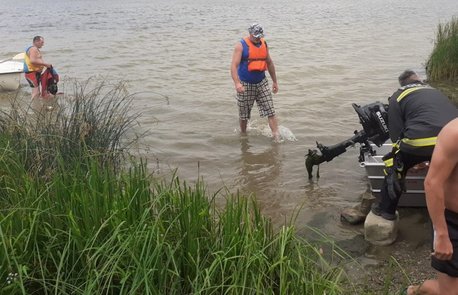 Clipe de coșmar după o plimbare cu barca. O femeie și soțul ei au căzut în apă, însă numai bărbatul a reușit să iasă la mal