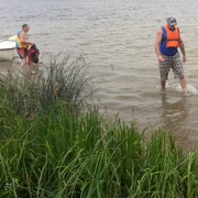 Barcă cu două persoane răsturnată de vijelie pe Olt pe un lac de acumulare din Râmnicu Vâlcea Foto ISU Vâlcea