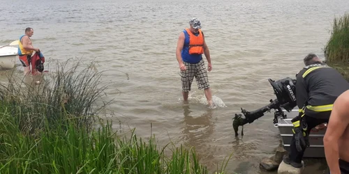 Barcă cu două persoane răsturnată de vijelie pe Olt pe un lac de acumulare din Râmnicu Vâlcea Foto ISU Vâlcea