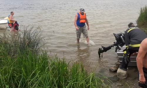 Barcă cu două persoane răsturnată de vijelie pe Olt pe un lac de acumulare din Râmnicu Vâlcea Foto ISU Vâlcea