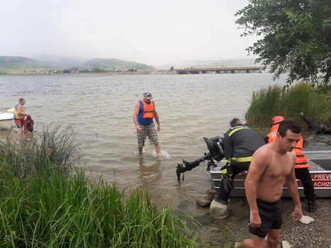 Barcă cu două persoane răsturnată de vijelie pe Olt pe un lac de acumulare din Râmnicu Vâlcea Foto ISU Vâlcea