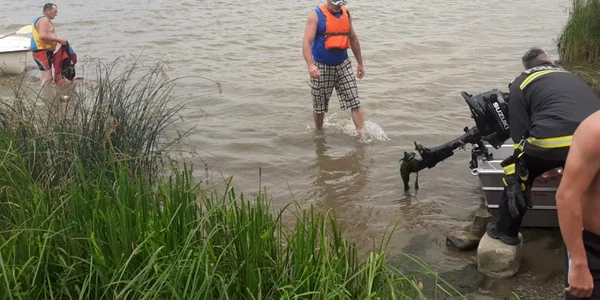 Barcă cu două persoane răsturnată de vijelie pe Olt pe un lac de acumulare din Râmnicu Vâlcea Foto ISU Vâlcea