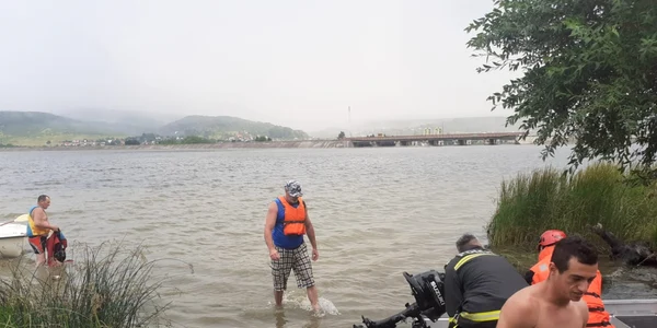Barcă cu două persoane răsturnată de vijelie pe Olt pe un lac de acumulare din Râmnicu Vâlcea Foto ISU Vâlcea