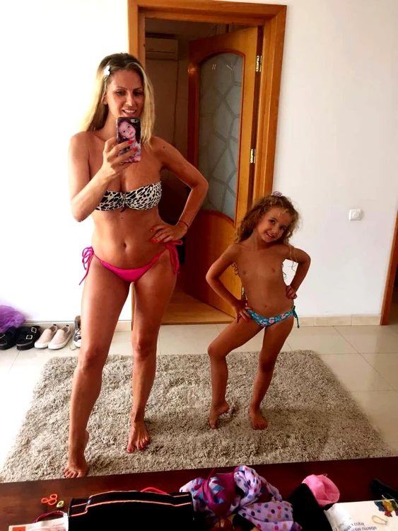 Micuţa o copiază la perfecţie pe mama ei 