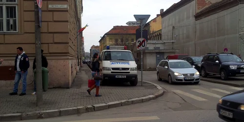 Poliţişti parcaţi pe trotuar