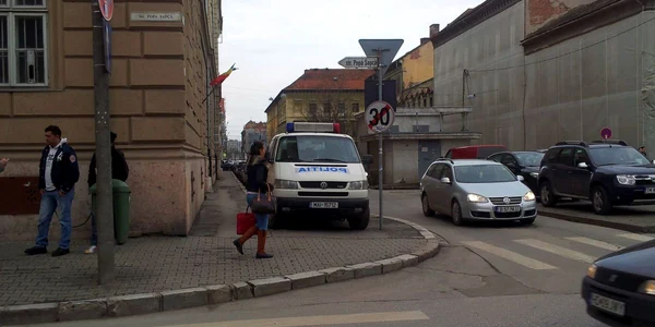 Poliţişti parcaţi pe trotuar
