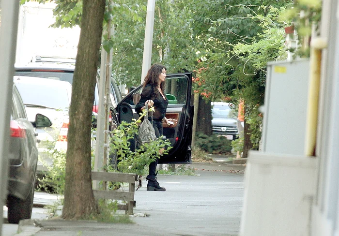 Mihaela umblă prin București tristă și abătută, cu gândul la Felix