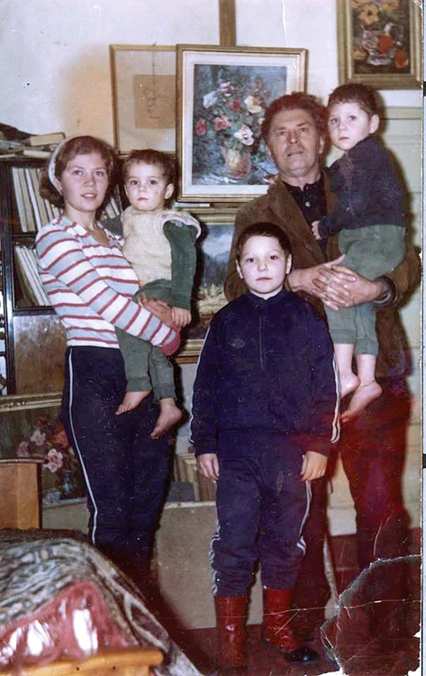 Vasile (în picioare), alături de părinţii şi fraţii săi