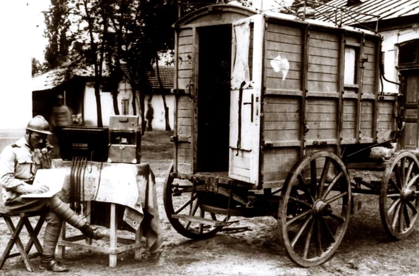 Centrală telefonică mobilă și furgonul de transport, 1917 (© Muzeul Militar Național „Regele Ferdinand I”)