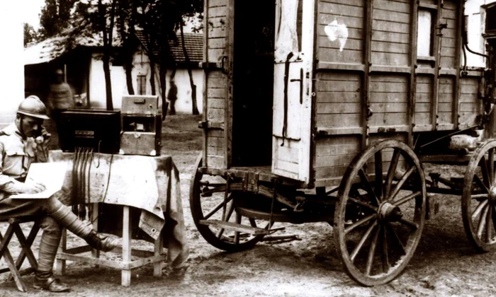 Centrală telefonică mobilă și furgonul de transport, 1917 (© Muzeul Militar Național „Regele Ferdinand I”)