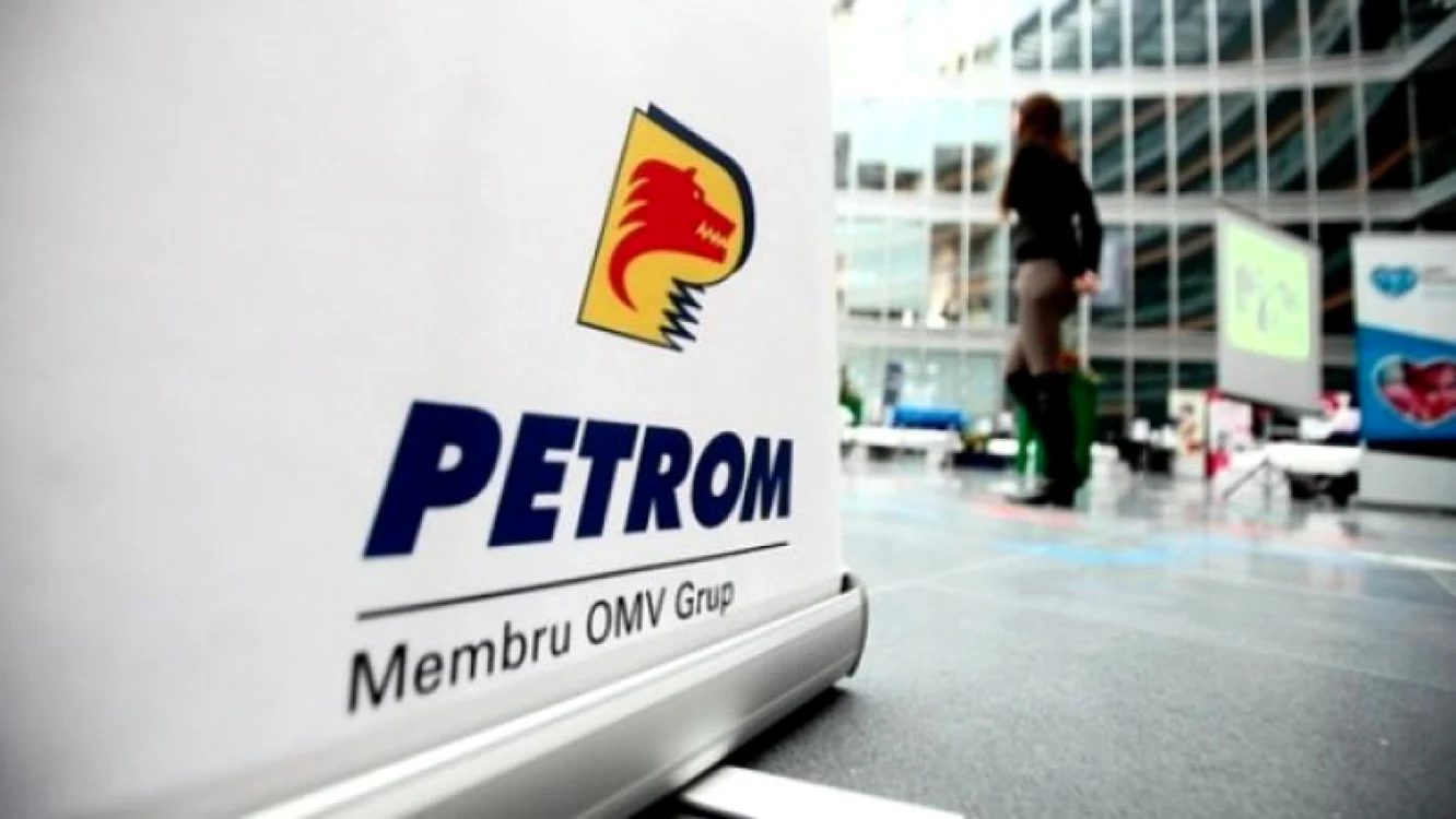 Sigla OMV Petrom pe un perete al sediului său