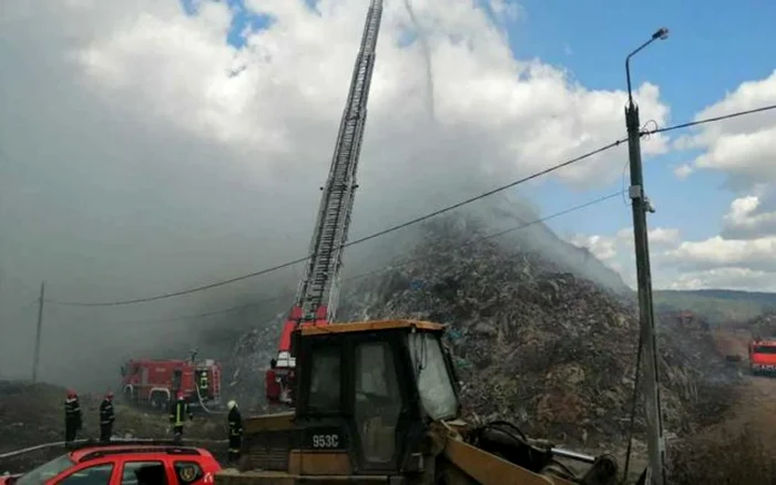 În urma incendiului au avut loc degajări masive de fum FOTO ISU