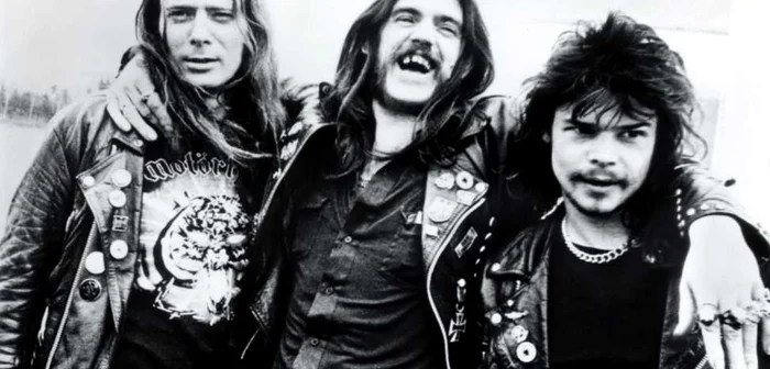 Eddie Clarke (stânga), alături de membrii originali ai trupei Motörhead, Lemmy (centru) şi Phil Taylor, în 1980 FOTO International/Rex/Shutterstock