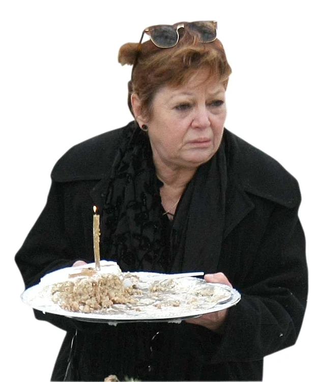 
    Anca Pandrea  va împărţi  azi colivă în  cimitirul  Sfânta VineriFoto: Roberto Sălceanu  