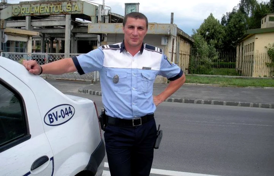 Polițistul Marian Godină are succes la scris