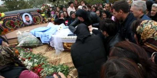 Craiova: Sora lui Alexandru, tânărul ucis cu o lovitură de cuţit, a suferit un şoc