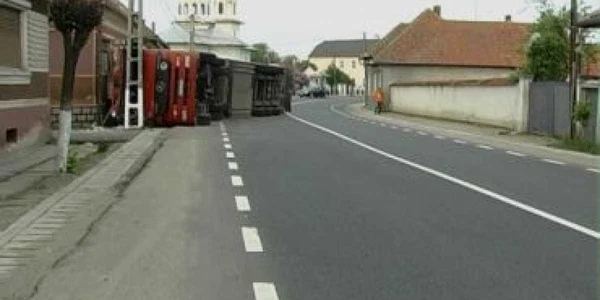 Argeş: Un şofer de tir, beat, a intrat cu maşina într-o casă