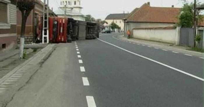 Argeş: Un şofer de tir, beat, a intrat cu maşina într-o casă