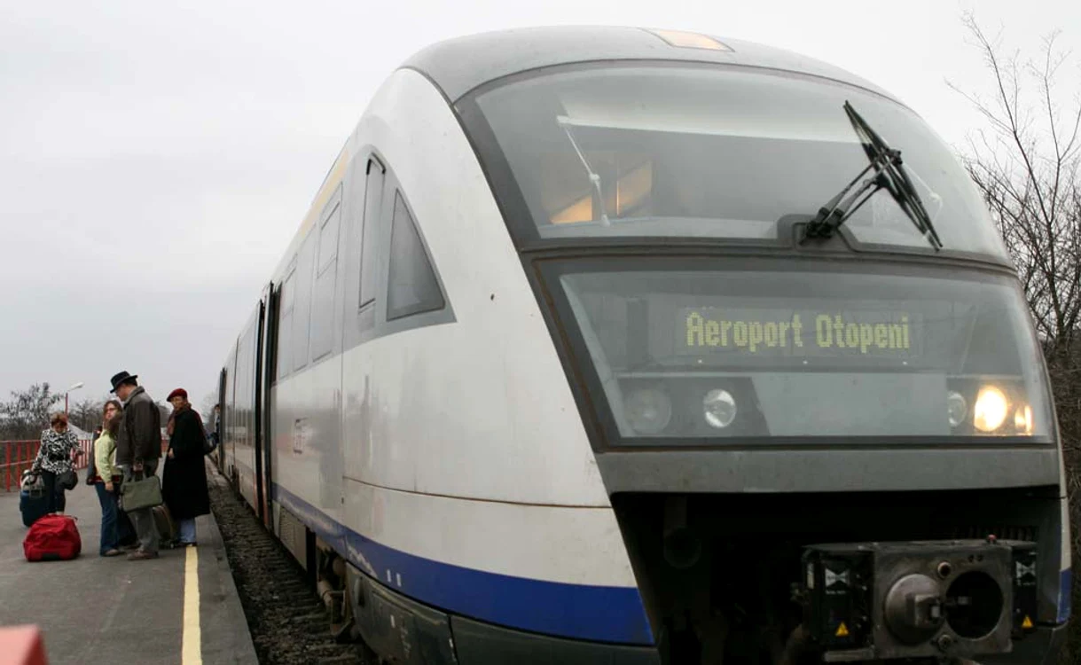 
    Călătorii sunt lăsaţi acum  de tren în Halta Otopeni  şi luaţi apoi cu microbuzul   