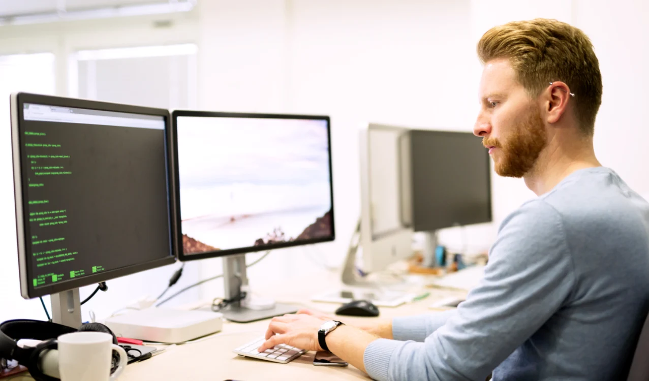 
    În IT este cerere mare de programatori.Foto: Shutterstock  