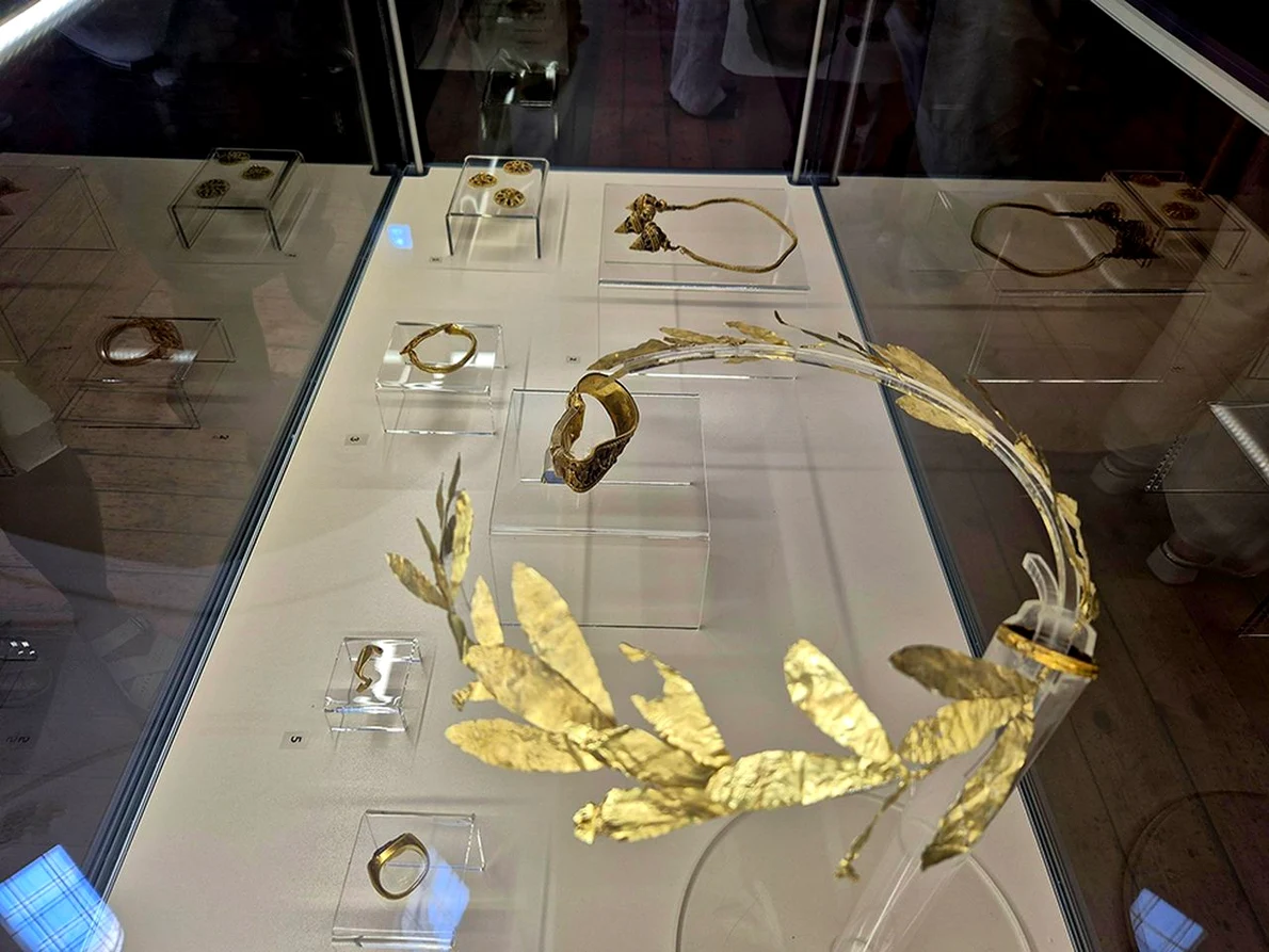 Aur elenistic expus la Muzeul Național de Arheologie din Sofia (© naim.bg)