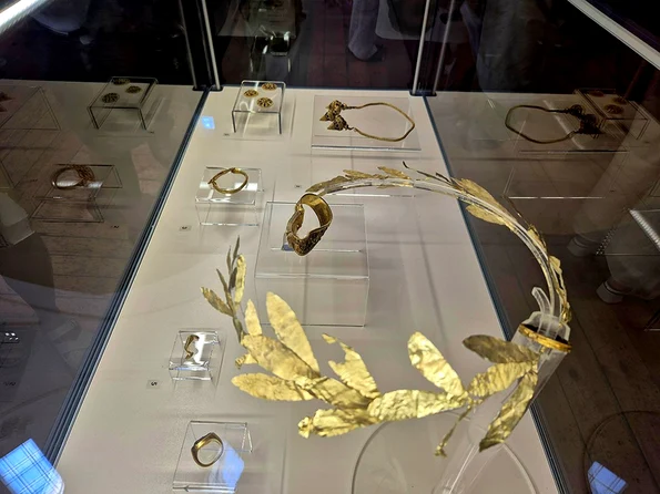 Aur elenistic expus la Muzeul Național de Arheologie din Sofia (© naim.bg)