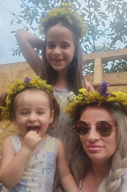 Sânziana Buruiană, alături de fetițe. Sursă: Facebook