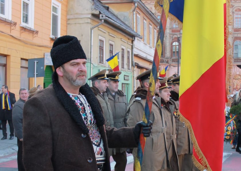Preotul din Sighișoara care duce tradițiile și obiceiurile mai departe. Credincioșii vin la biserică în port popular