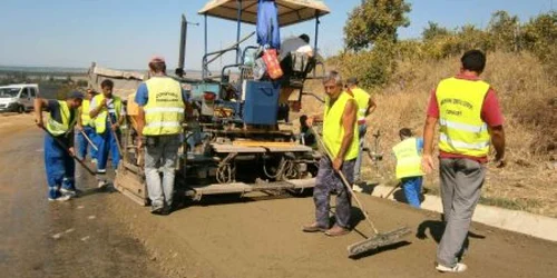 Ei sunt muncitorii care reabilitează DJ 606