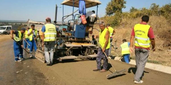 Ei sunt muncitorii care reabilitează DJ 606