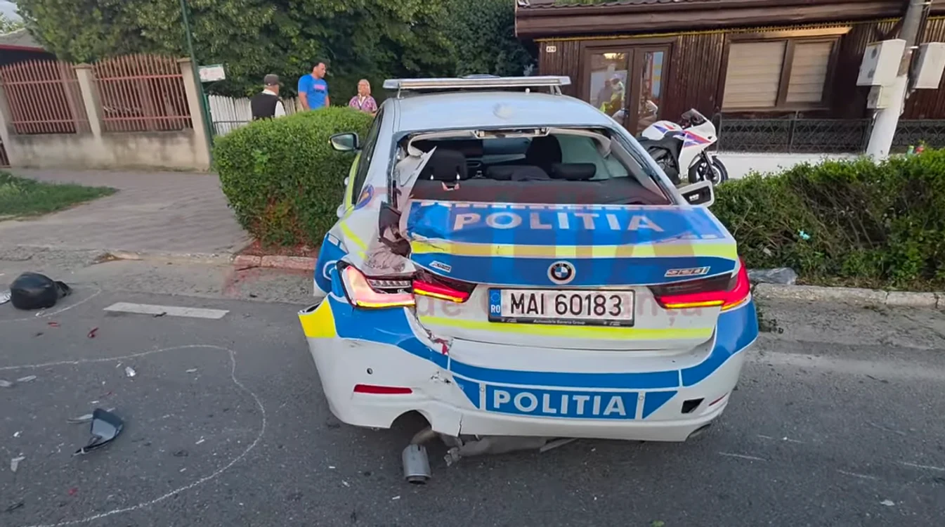 Mașină de poliție lovită de autocar la 2 Mai