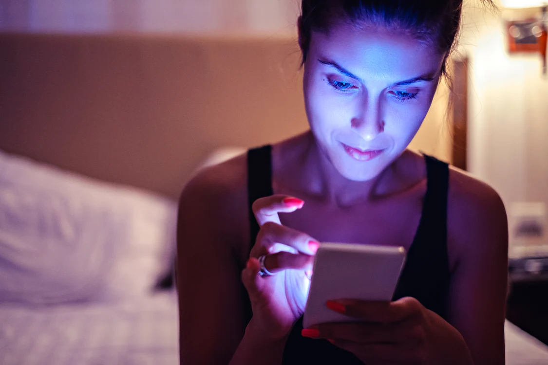 femeie, telefon, smartphone, seară, lumină albastră telefon, unghii portocalii