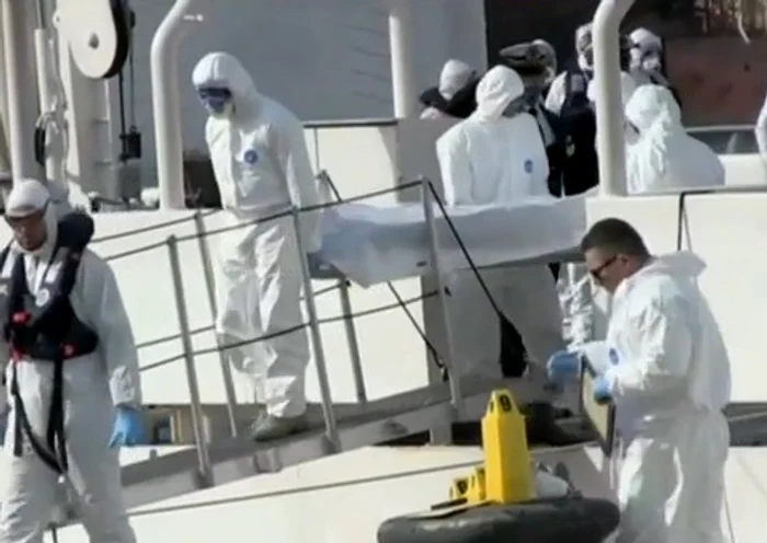 Ambarcaţiunea plină cu sute de imigranți s-a dezechilibrat din cauza manevrei greşite a căpitanuluicaptură: YouTube