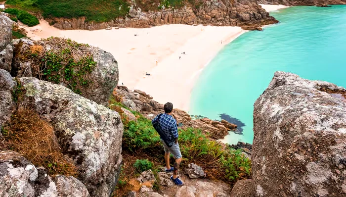 Stânci dramatice și nisip fin și alb definesc această escapadă în Cornish. Foto getyourguide.com