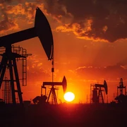 Silueta pompelor de petrol
