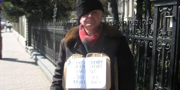 Vasile Roşca protestează în zilele de luni în faţa Parchetului şi Judecătoriei Piatra Neamţ