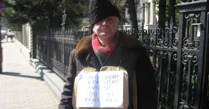 Vasile Roşca protestează în zilele de luni în faţa Parchetului şi Judecătoriei Piatra Neamţ