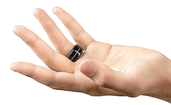 
    O pui pe deget şi  simţi cum îi bate  inima iubitei  