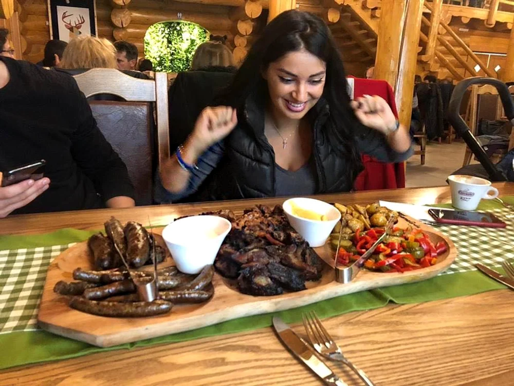 Elena Ionescu mănâncă alimente, provenite de la o fermă de lângă BucureştiFoto: arhivă personală