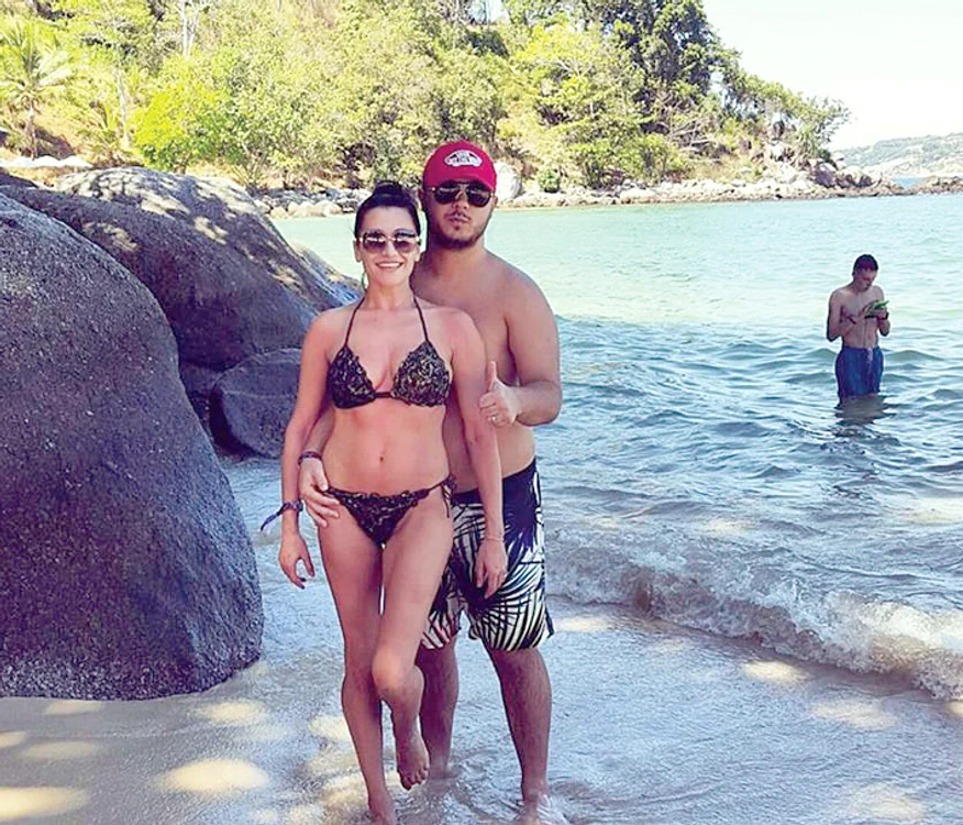 
    Gabi şi Claudia s-au  bronzat pe plajele exotice  