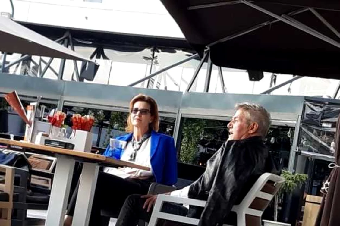 Prefectul de Timiş, Liliana Oneţ, surprinsă la o terasă, în 20 octombrie 2020, alături de Dan Bittman FOTO Click!