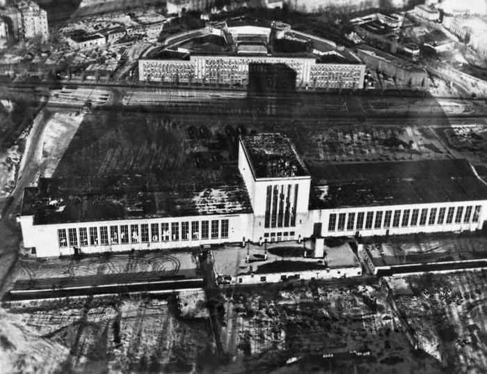 Casa de comerț. Clădirea a fost distrusă aproape în totalitate și reconstruită în 1946.